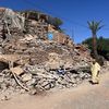 Un homme devant le village d'Azro, au Maroc, le 10 septembre 2023. (ROBIN PRUDENT / FRANCEINFO)