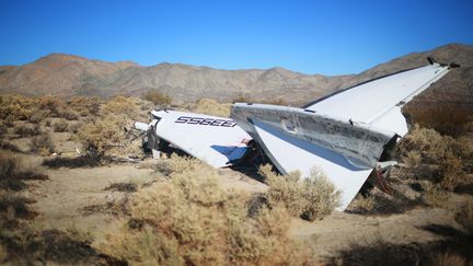 Des d&eacute;bris de la navette SpaceShipTwo dans le d&eacute;sert Mojave (Californie, Etats-Unis), le 2 novembre 2014. (SANDY HUFFAKER / GETTY IMAGES NORTH AMERICA / AFP)