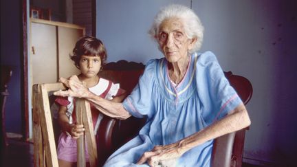 Grand-m&egrave;re et petite-fille &agrave; La Havane (Cuba), en d&eacute;cembre 2011. (RENE SPALEK / BILDERBERG / AFP)