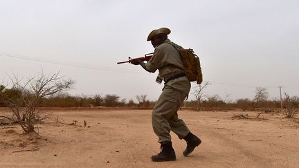 le commandement unifié pour l'Afrique créé par le département américain de la Défense pour coordonner activités militaires et sécuritaires des Etats-Unis sur ce continent. Représentants au total 1.500 hommes, les participants mènent des exercices tactiques de petites unités incluant des parcours de tir, des opérations  aéroportées, des exercices de combats rapprochés... précise LeFaso.net, un site d'actualité du Burkina. Au-delà des activités purement militaires, Flintlock permet de réaliser également des activités civilo-militaires au profit de la population. (Issouf Sanogo / AFP)