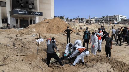 Les corps de dizaines de Gazaouis sont exhumés de la cour de l'hôpital al-Nasser, à Khan Younès, le 21 avril 2024. (JEHAD ALSHRAFI / ANADOLU / AFP)