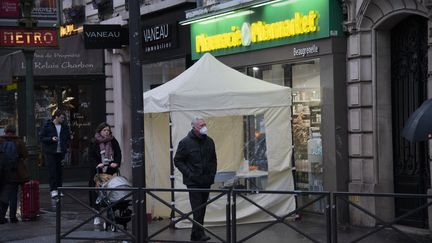 Un stand de dépistage du Covid-19 devant une pharmacie à Paris, le 21 décembre 2022. (MAGALI COHEN / HANS LUCAS)