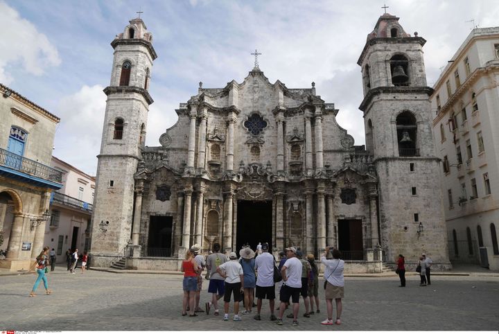 Un groupe de touristes am&eacute;ricains devant la cath&eacute;drale de La Havane, &agrave; Cuba, le 24 mai 2015.&nbsp; (DESMOND BOYLAN / AP / SIPA / AP)