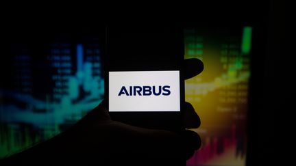 Airbus annonce, lundi 19 novembre, avoir&nbsp;remporté un important contrat de plusieurs millions d'euros pour la fourniture de deux gros satellites de télédiffusion. (ALEXANDER POHL / NURPHOTO / AFP)