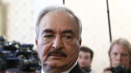 Le général libyen&nbsp;Khalifa&nbsp; Haftar, le 14 août 2017 à Moscou, en Russie.&nbsp; (SERGEI KARPUKHIN / REUTERS)