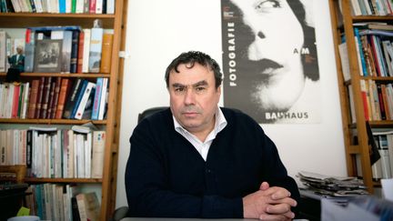 Benjamin Stora dans sa maison d'Asnières-sur-Seine, en banlieue parisienne, le 6 mai 2010.
 (BERTRAND LANGLOIS / AFP)