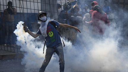 Un citoyen soutenant&nbsp;l'opposition manifeste à Caracas, le 30 avril 2019. (FEDERICO PARRA / AFP)