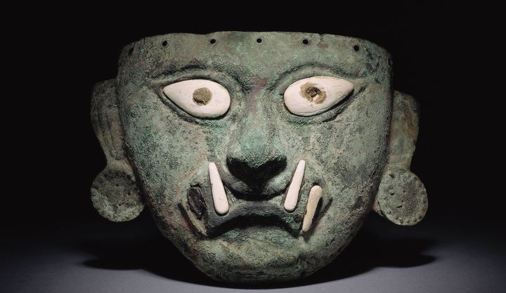 Masque funéraire représentant le visage d’Ai Apaec, culture Mochica, 100 - 800 apr. J.-C., cuivre et coquillage de Strombus,côte nord (© Musée Larco, Lima-Pérou)