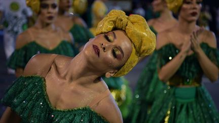 Une danseuse de l'école Imperatriz, le 22 avril 2022, lors du carnaval de Rio. (CARL DE SOUZA / AFP)