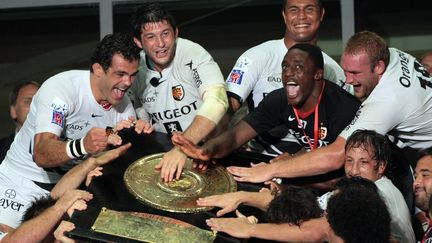 Les Toulousains célèbrent leur titre avec le bouclier de Brennus après avoir battu Clermont en finale du Top 14), le 28 juin 2008 au Stade de France (Seine-Saint-Denis). (JACQUES DEMARTHON / AFP)