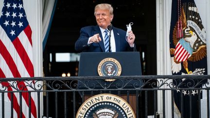 Le président Donald J. Trump arrive pour s'adresser à ses partisans depuis le balcon de la Blue Room lors d'un événement à la Maison Blanche le samedi 10 octobre 2020 à Washington, DC (THE WASHINGTON POST / THE WASHINGTON POST)