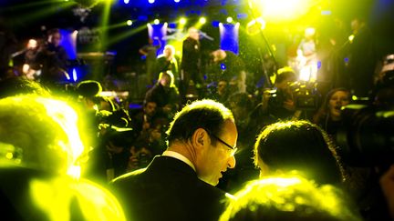 J-9 Avant son meeting &agrave; Limoges (Haute-Vienne), le candidat socialiste a fait un d&eacute;tour par le "Printemps de Bourges" pour assister aux r&eacute;p&eacute;titions du groupe Zebda, Bourges (Cher), le 27 avril 2012. (FRED DUFOUR / AFP)