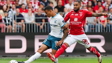 Marseille's Mason Greenwood in a duel with Brest's Jordan Amavi during the first day of Ligue 1, August 17, 2024. (FRED TANNEAU / AFP)