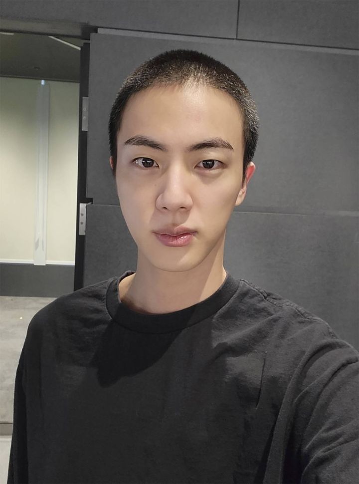 Le chanteur Jin du groupe de K-pop, BTS montre son crâne rasé sur le réseau social Weverse, avant le début de son service militaire (JIN/AP/SIPA / SIPA)