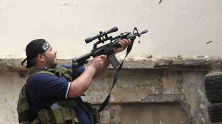 Un combattant sunnite ouvre le feu dans le quartier de Bal el-Tebbaneh, le 13 mai 2012, &agrave; Tripoli (Liban). (REUTERS)