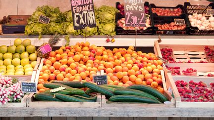 Des fruits et l&eacute;gumes vendus sur le march&eacute; de&nbsp;Saint-Martin-de-R&eacute;, sur l'&icirc;le de R&eacute;, le 19 juin 2013. (PHILIP LEE HARVEY / CULTURA CREATIVE / AFP)