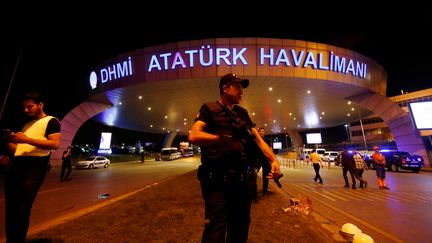 Un policier devant l'entrée de l'aéroport international d'Istanbul, le 29 juin 2016. (MURAD SEZER / REUTERS)