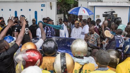 Deux anciens présidents du Bénin, Thomas Boni Yayi et Nicephore Soglo, mobilisent les citoyens le 19 avril 2019 à Cotonou contre la tenue des législatives. (YANICK FOLLY / AFP)