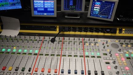 &nbsp; (Console de France Info © Jean-Christophe Bourdillat Radio France)