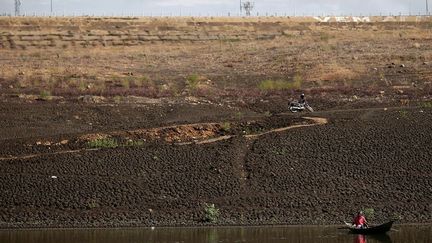 pour la construction de 700 kilomètres de canaux et de galeries, et la réalisation de plusieurs barrages. Mais il a pris du retard en raison des querelles politiques, de la corruption et des dépassements de coûts qui atteignent plusieurs milliards de dollars. De plus, le fait de noyer des sites et de déplacer des populations a suscité nombre de controverses. (Ueslei Marcelino / Reuters)