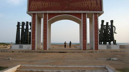 La Porte du non retour  a été inaugurée en 1995 par le président béninois Nicéphore Soglo.
 
 
 (F. BREY/GODONG / PHOTONONSTOP)