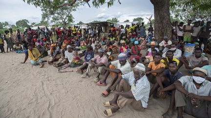 Des réfugiés ayant fui la menace terroriste rassemblés dans la province de Cabo Delgado, au nord du Mozambique, le 24 février 2021. (ALFREDO ZUNIGA / AFP)