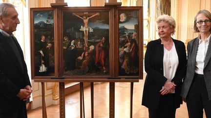 Françoise Nyssen avec Henrietta Schubert et Christopher Bromberg, les héritiers du propriétaire du triptyque lors de la cérémonie de restitution
 (ALAIN JOCARD / AFP)