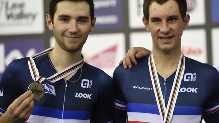 Benjamin Thomas et Morgan Kneisky, ici avec la médaille d'argent sur l'américaine lors des championnats du monde de cyclisme sur piste à Londres en mars 2016. (ERIC FEFERBERG / AFP)