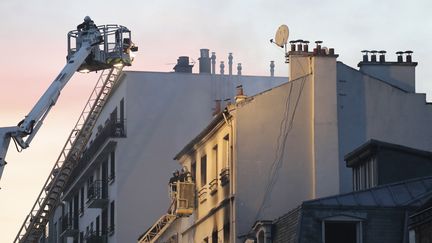 Au moins cinq personnes ont &eacute;t&eacute; tu&eacute;es et deux autres gri&egrave;vement bless&eacute;es dans l'incendie d'un immeuble, lundi 6 juin &agrave; Saint-Denis (Seine-Saint-Denis). (JACQUES DEMARTHON / AFP)