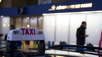 Un taxi devant l'aéroport de Roissy - Charles de Gaulle, le 26 janvier 2016. (KENZO TRIBOUILLARD / AFP)