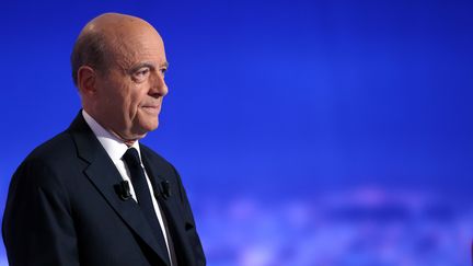 Alain Juppé lors du premier débat télévisé des candidats de la primaire à droite, le 13 octobre 2016 à Paris. (ROBERT / SIPA)