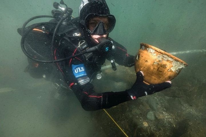 Lac Titicaca : découverte archéologique par un plongeur (2017)
 (HO / Belgian Technical Mission - MTB / AFP)