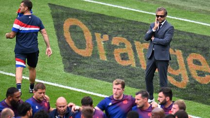 Fabien Galthié regarde ses joueurs à l'échauffement avant le match contre l'Australie, à Paris, le 27 août 2023. (EMMANUEL DUNAND / AFP)