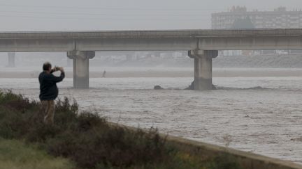 Avec les inondations de la nuit dernière, mardi 30 octobre, une crue soudaine du fleuve Turia dans la région de Valence a fait de nombreux dégâts. (BIEL ALINO / EFE)