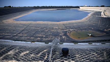 La cour administrative d'appel de Bordeaux doit rendre son avis mercredi quant au recours des associations environnementales contre le projet de 16 bassines dans le Poitou. Le rapporteur public a proposé de suspendre quatre bassines, dont celle de Sainte-Soline, en raison de l'impact sur l'outarde canepetière.