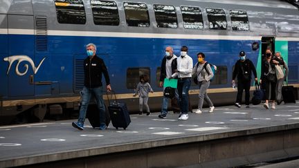 Des voyageurs à la gare de Lyon, à Paris, le 13 mai 2020. (MAXPPP)