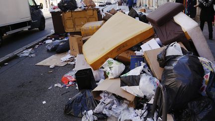 Le porte-parole de l'association Robins des bois estime qu'il faut durcir les sanctions en cas de dépôt sauvage de déchets dans la rue (illustration). (SPEICH FREDERIC / MAXPPP)