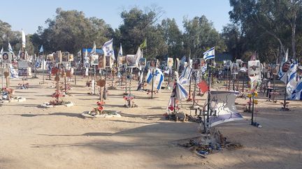 Chaque jour, des centaines de personnes viennent se recueillir sur les lieux de l'attaque du 7-Octobre, sur le site du festival de musique Tribe of Nova, en Israël. (OMAR OUAHMANE / RADIO FRANCE)