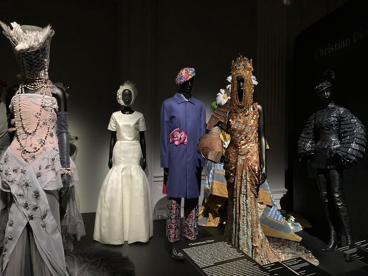 L'exposition "Stephen Jones, chapeaux d'artiste" au Palais Galliera : tenues Dior accessoirisées par Stephen Jones, le 17 octobre 2024. (CORINNE JEAMMET)