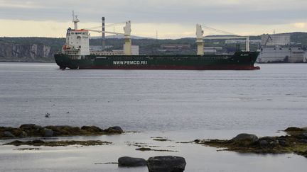 Le cargo russe Alaed sort du port de Mourmansk (Russie), le 23 juin 2012. (REUTERS)