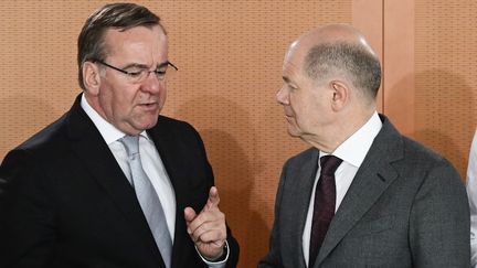 Le ministre allemand de la Défense, Boris Pistorius (à gauche) et le chancelier Olaf Scholz. Selon un sondate de l'Institut Forsa de novembre 2024, auprès des sympathisants du SPD, 58% d'entre eux soutiennent la candidature de Pistorius, contre 30% à Olaf Scholz pour les prochaines élections anticipées. (JOHN MACDOUGALL / AFP)