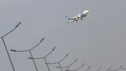 Un avion d'Egyptair décolle de l'aéroport du Caire (Egypte), jeudi 19 mai 2016. (AMR DALSH / REUTERS)