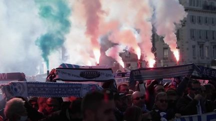 Beaucoup d'émotion et d'effervescence à Marseille (Bouches-du-Rhône), vendredi 8 octobre. Les supporteurs sont venus lui rendre un dernier hommage.&nbsp; (CAPTURE D'ÉCRAN FRANCE 3)