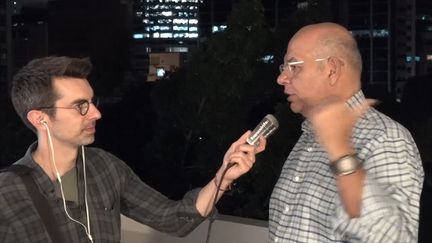 Benjamin Illy (à g.) réalise une interview au Venezuela en février 2019. (FRANCEINFO / RADIOFRANCE)