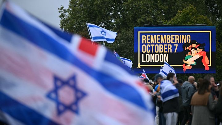 Des manifestants rendent hommage aux victimes du 7-Octobre, à Londres (Royaume-Uni), le 6 octobre 2024. (JUSTIN TALLIS / AFP)