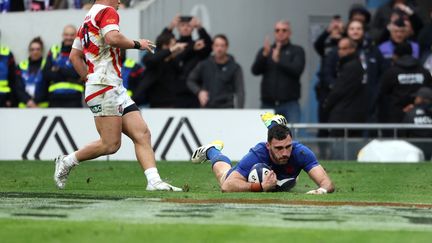 Charles Ollivon inscrit le deuxième essai de l'équipe de France lors du test match contre le Japon, le 20 novembre à Toulouse. (CHARLY TRIBALLEAU / AFP)