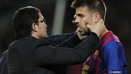 Le d&eacute;fenseur du FC Barcelone, Gerard Piqu&eacute; est examin&eacute; par un m&eacute;decin pendant la demi-finale de l'UEFA Champions League contre Chelsea &agrave; Barcelone (Espagne), le 24 avril 2012. (JOSEP LAGO / AFP)