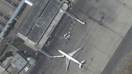 Une image satellite de l'aéroport de Kaboul, en Afghanistan, le 16 août 2021. (MAXAR TECH / AFP)