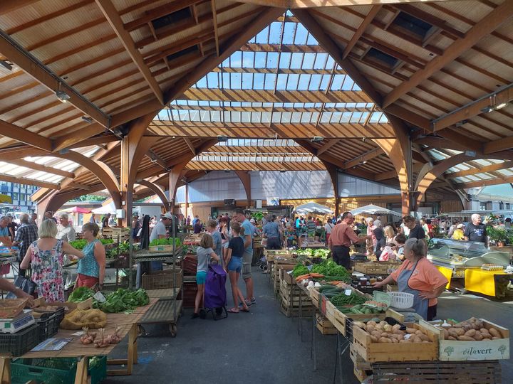 Le marché de Brive-la-Gaillarde. (SARAH TUCHSCHERER / RADIO FRANCE)