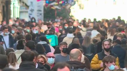 C’est l’une des questions qui doit encore être tranchée : doit-on revoir à la baisse la durée d’isolement des malades du Covid-19 et des cas contacts ? Le gouvernement devrait annoncer sa décision vendredi 31 décembre.
 (CAPTURE D'ÉCRAN FRANCE 3)